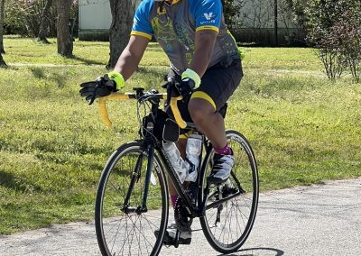 Vélo de route Bluebonnet Express, homme pédalant lors d'une sortie à vélo en plein air.